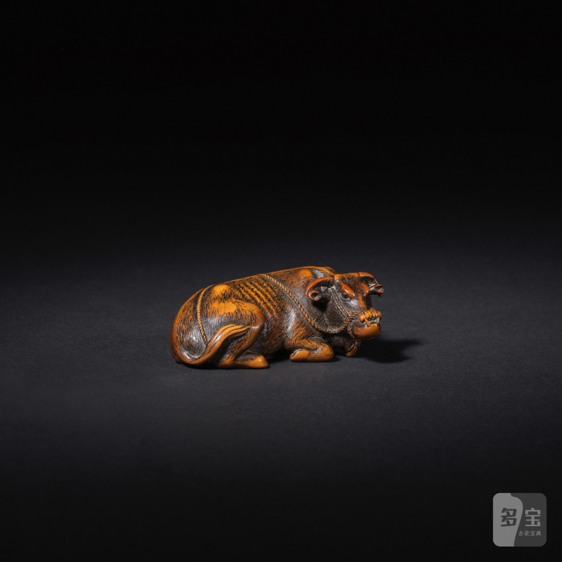 木彫根付 臥牛 銘「民谷」 19世紀前期 | NETSUKE EN BOIS REPRÉSENTANT UN BŒUF